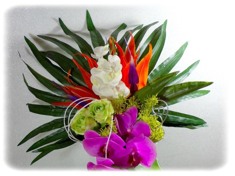 Bouquet exotique mariage orchidée palmier roses fuchsia vert blanc