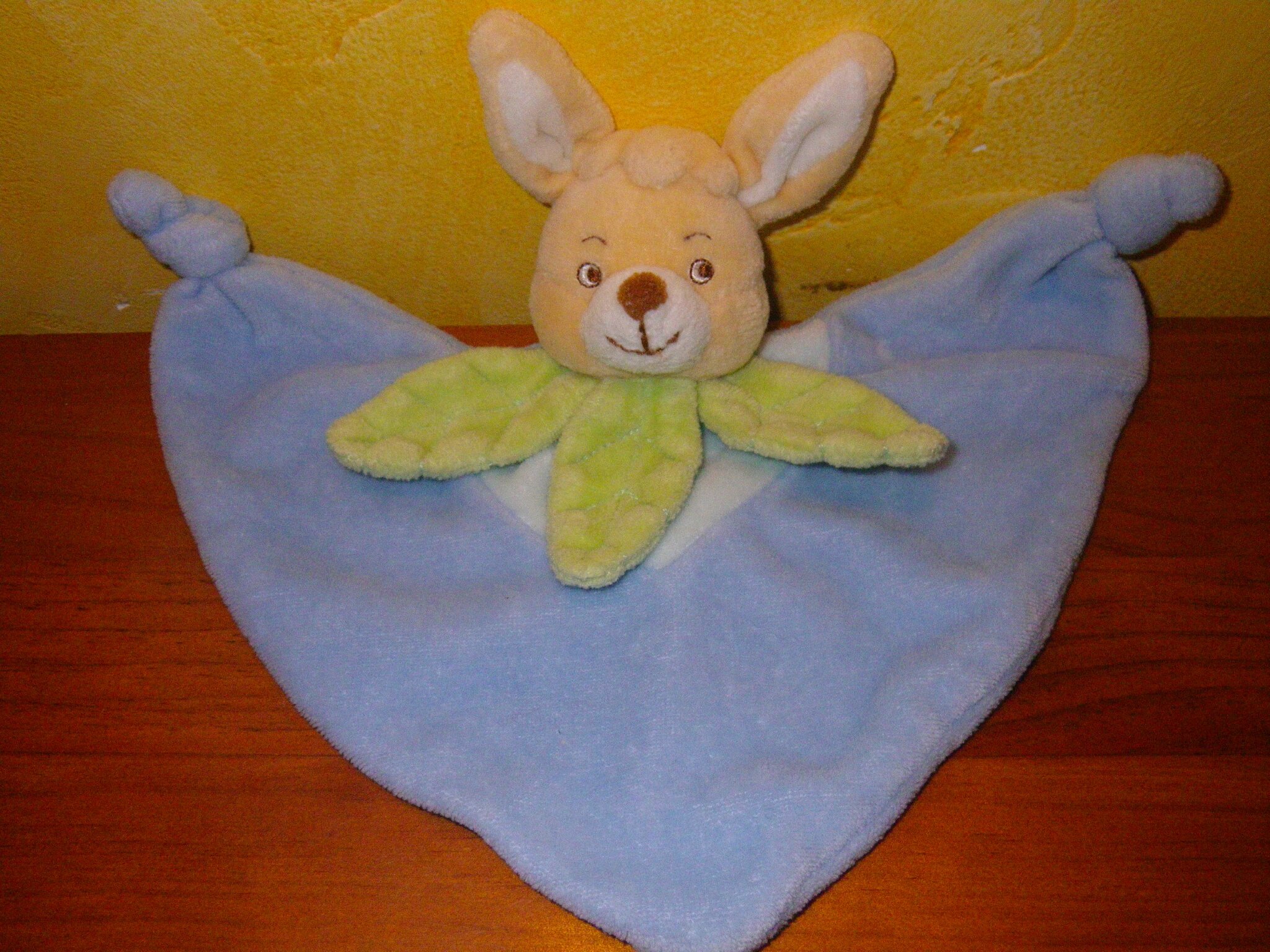 écureuil marque Jollybaby, doudou plat avec collerette verte