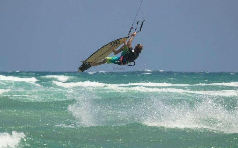 le-kitesurf-vague-est-tres-spectaculaire-et-a-la-salie-le-public-pourra-beneficier-de-la-vue-sur-la-plage-ou-depuis-la-dune