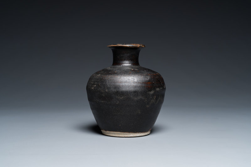 a-vietnamese-black-glazed-vase-le-triu-1415th-c-3