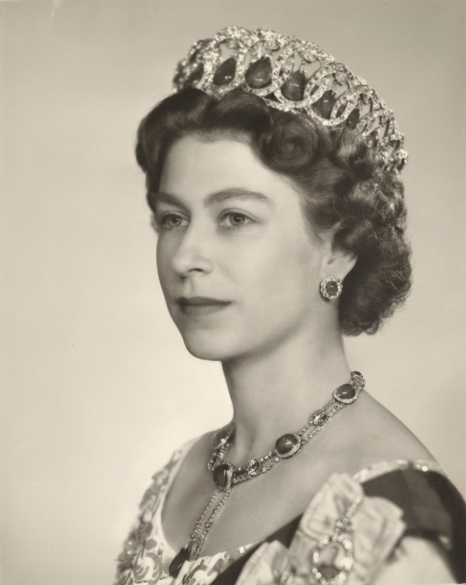 Magnificent jewels from The Queen's collection go on display as ...