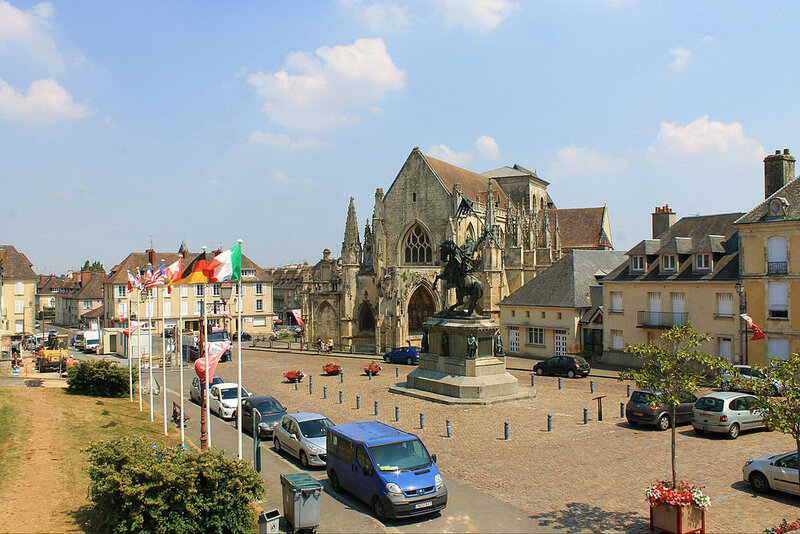1024px-Falaise_place_Guillaume-le-Conquérant