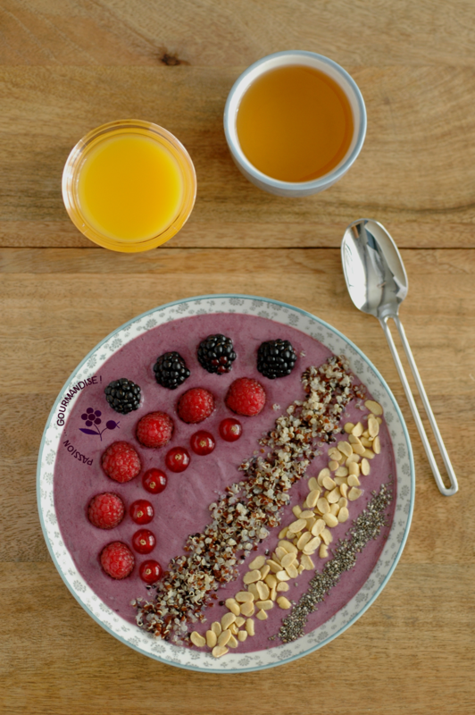 Smoothie bowl mûre, banane, fruits rouges & graines_1