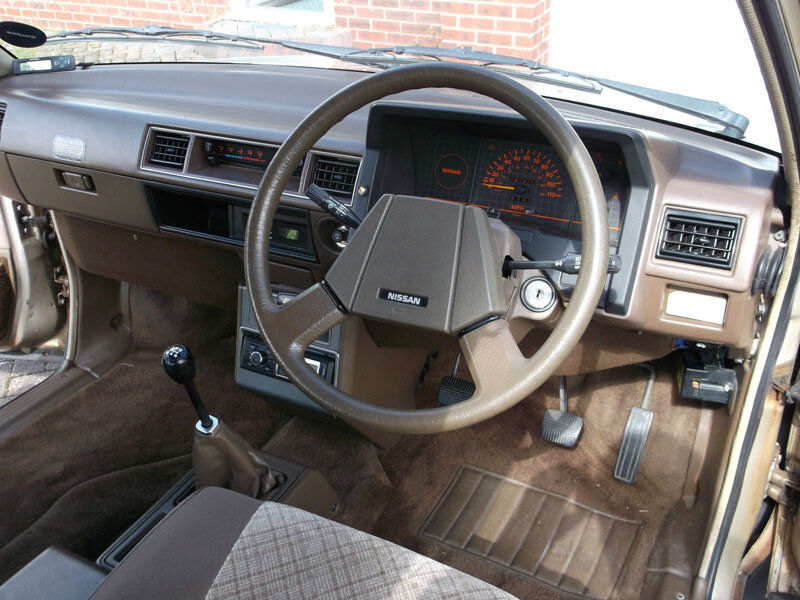 1989-Nissan-Prairie-interior