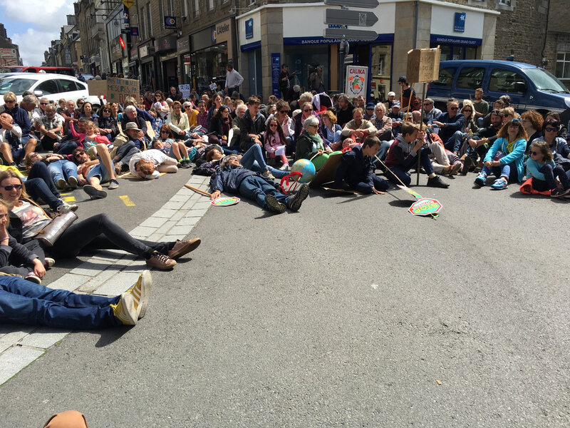 Marche pour le climat_Avranches_2019_défilé_collectif_Il est encore temps sud Manche_troisième_die-in_rue de la Constitution