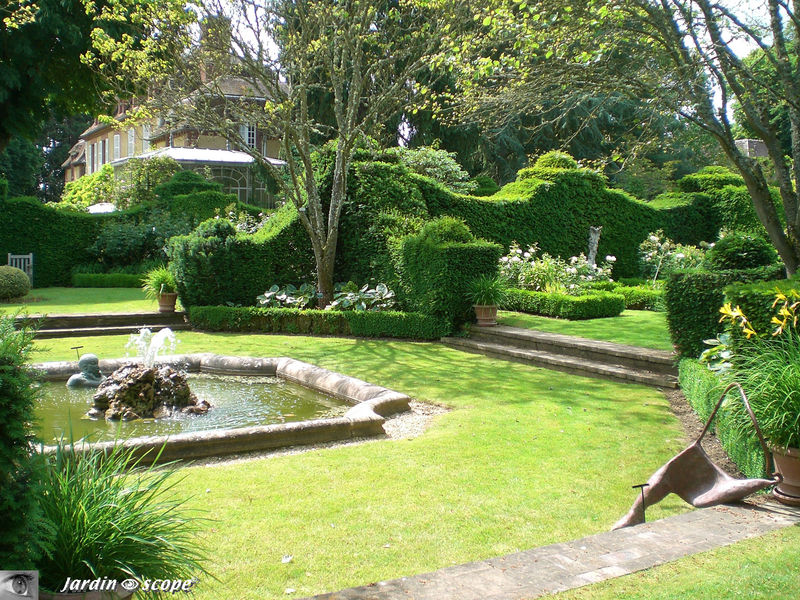 Bassin central du jardin formel