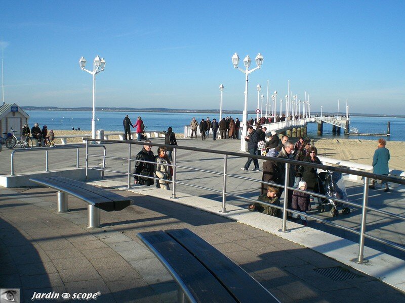 Bancs en arc de cercle de la Jetée Thiers en Arcachon