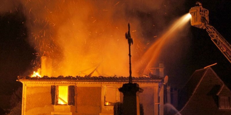 Blis et Born Incendie dans le bourg