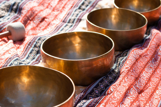 indian-tibetan-bronze-healing-bowls-lie-sari-perspective-singing-healing-bowls-tibetan-traditional-medicine-sounding-sacred-music-healing_76020-91