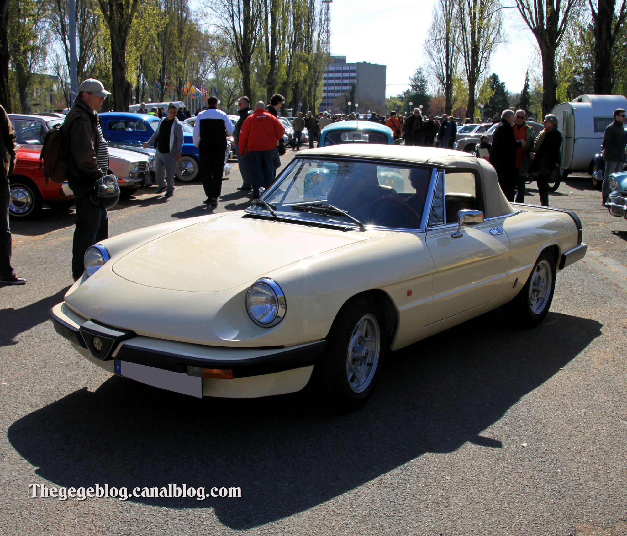 Alfa romeo spider (Retrorencard avril 2012) 01