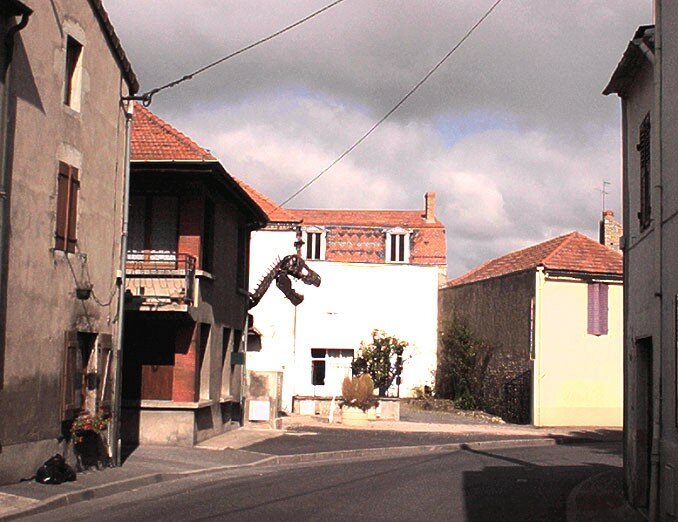 dinosaure à l'affût dans une ville sans méfiance