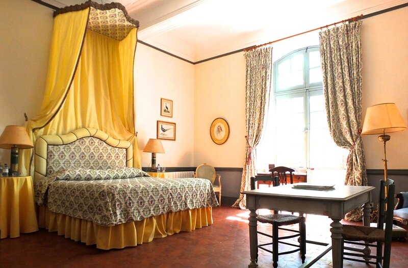 chambre-jaune-chateau-esparron