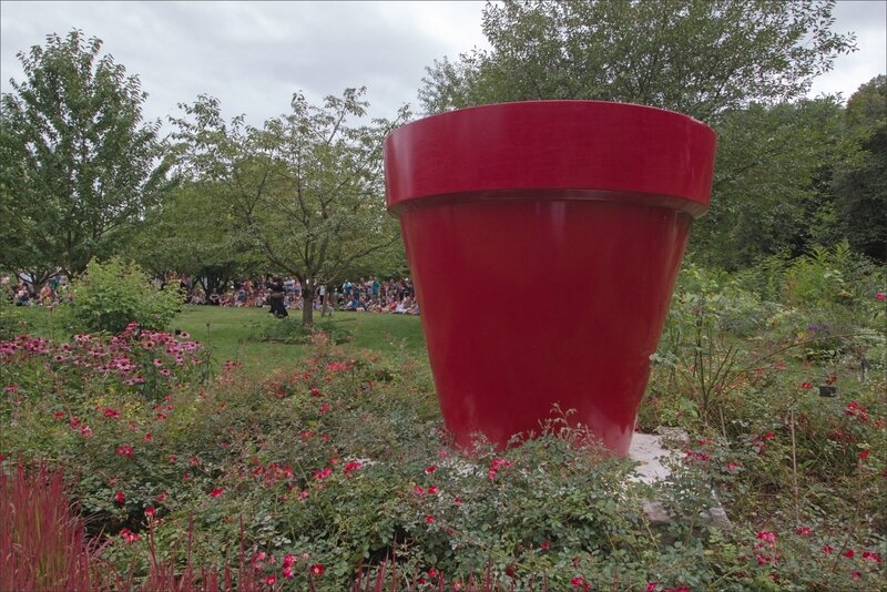 Chateau_Le_Rivau_9_130817_pot_aux_roses_rouge