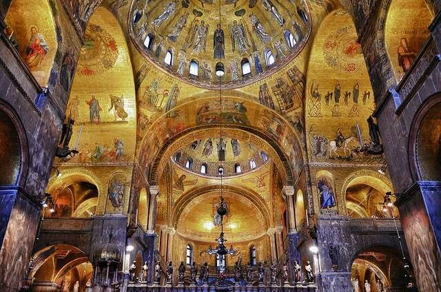 Intérieur-de-la-Basilique-Saint-Marc-Venise
