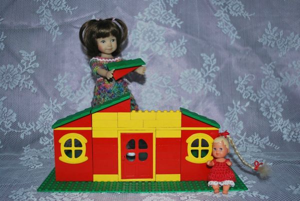 Lucie fait une maison pour sa poupée