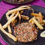 Tartare de boeuf mi-cuit, frites de panais et persil tubéreux