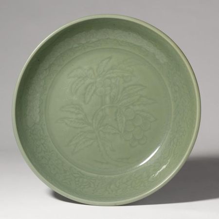 An Imperial Longquan celadon dish. Ming Dynasty, Yongle period. - Eloge ...