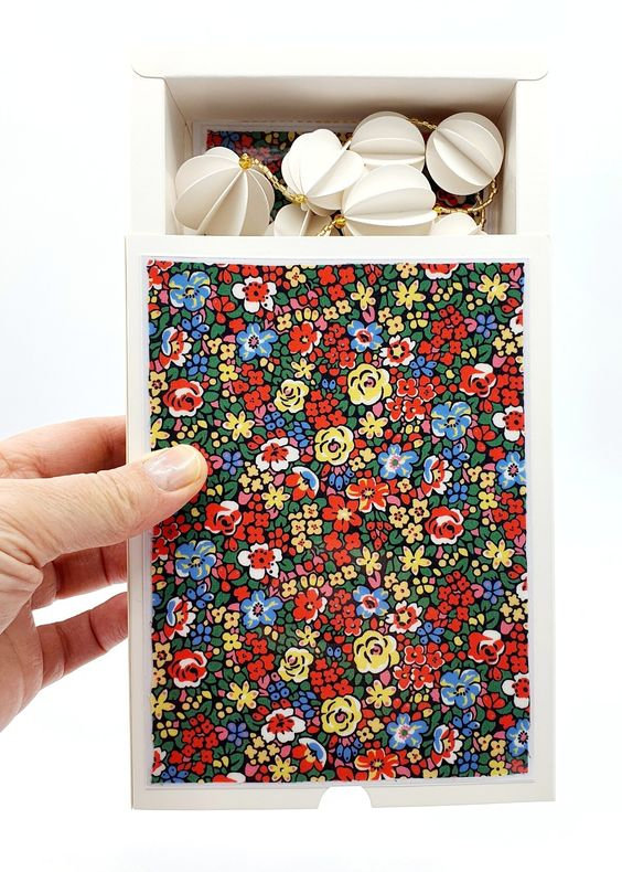 boite liberty rouge avec guirlande blanche