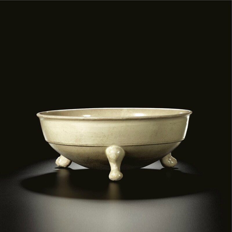 A large white stoneware tripod basin, Tang dynasty (618-907)