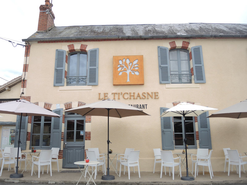 Chasnay, restaurant (58)