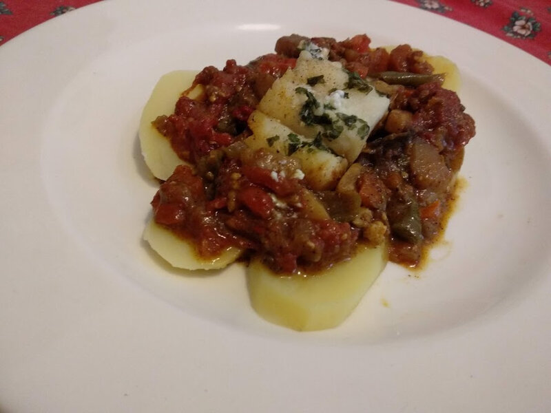 Cabillaud au pisto manchego sur lit de pommes de terre