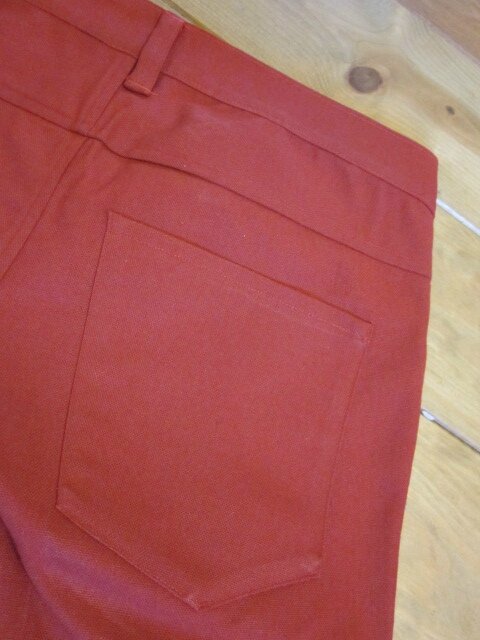 Jeans Slim pour HOMME en toile de coton rouge hermès, 4 poches, braguette à boutons (1)