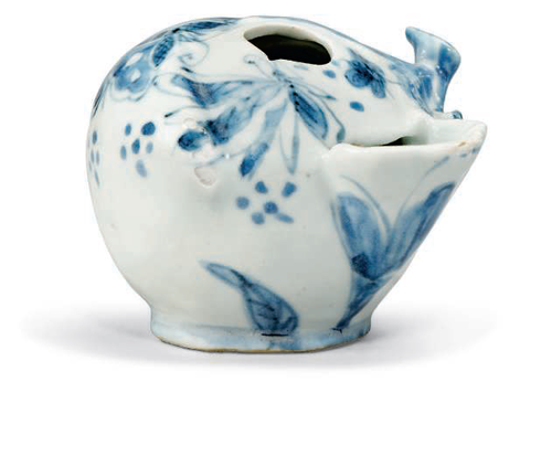 A blue and white peach-form water dropper, Tianqi Period (1621-1627)