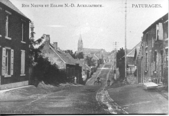 Pâturages - rue Neuve et église - carte postale