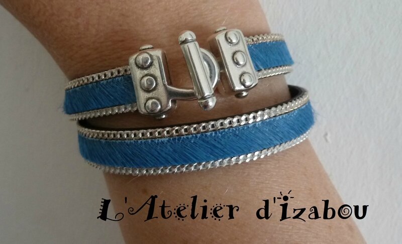 P1130517 Bracelet double tour cuir à poils turquoise bordé de chaines et fermoir crochet façon rivets