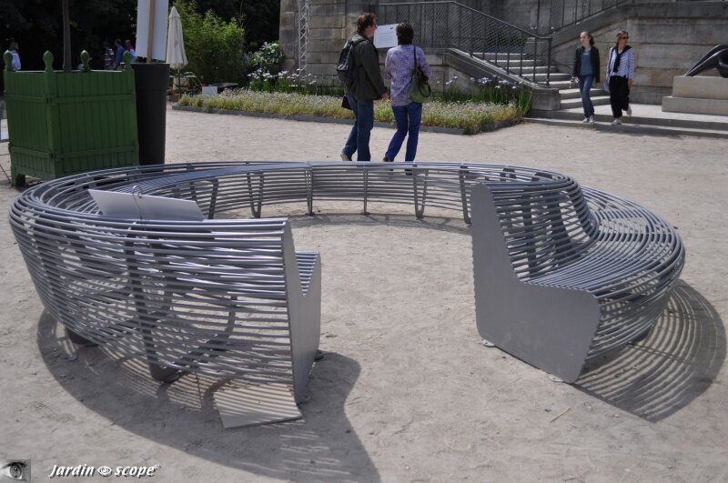 Banc circulaire très disign (Jardins, Jardin aux Tuileries - 05/
