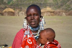 9489117-lac-natron-tanzanie--le-23-fevrier-2011--la-femme-massai-non-identifie-nourrir-son-enfant-malade
