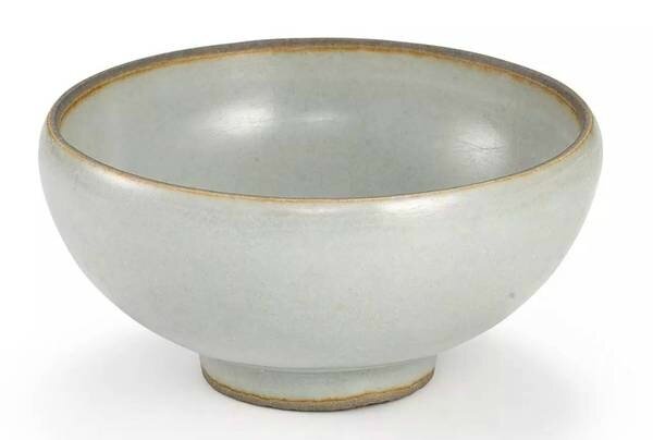 A small celadon-glazed bowl, Song dynasty