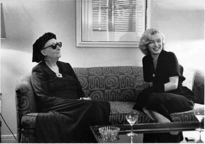 1953-01-LA-Sunsent_Tower-Marilyn_with_Edith_Sitwell-014-1-by_george_silk-1