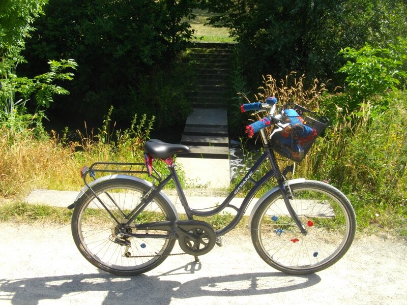 vélo-customisé-corhcet-roues-coeur-poignées-noeud