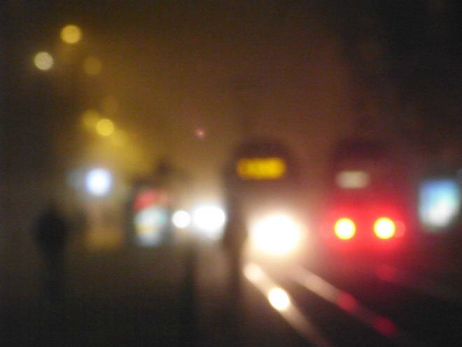 nuit brouillard 2 trams 2 silhouettes