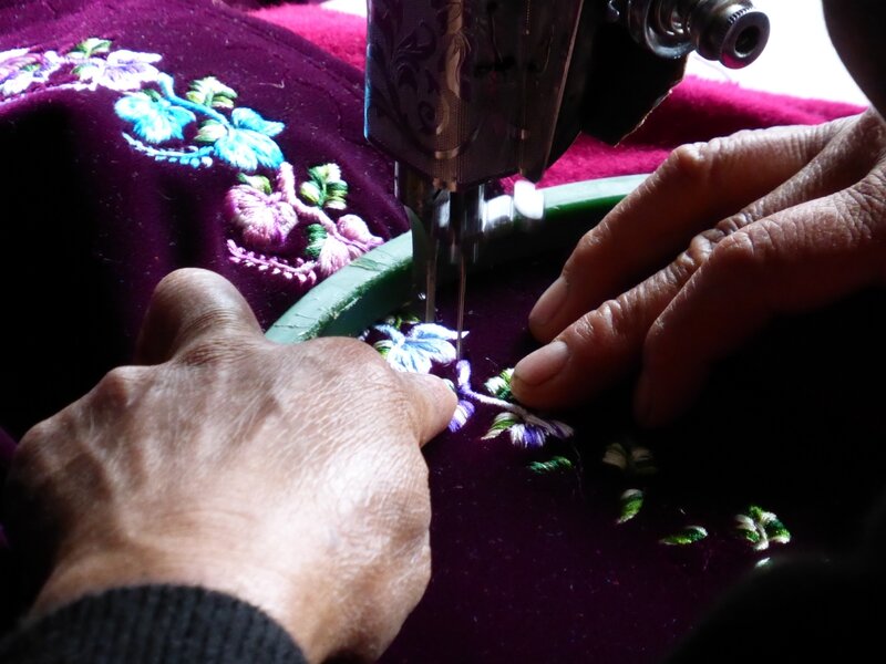 Mercedes faisant de la broderie sur une pollera