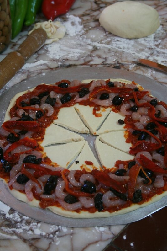 Pizza soleil aux crevettes et poivrons rouges 1