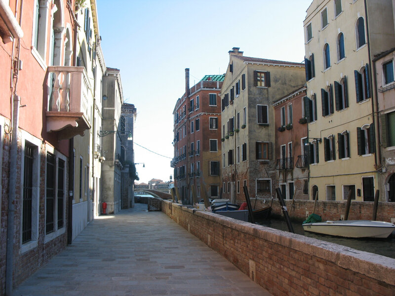 Venise, sur les bords d'un canal (Italie)