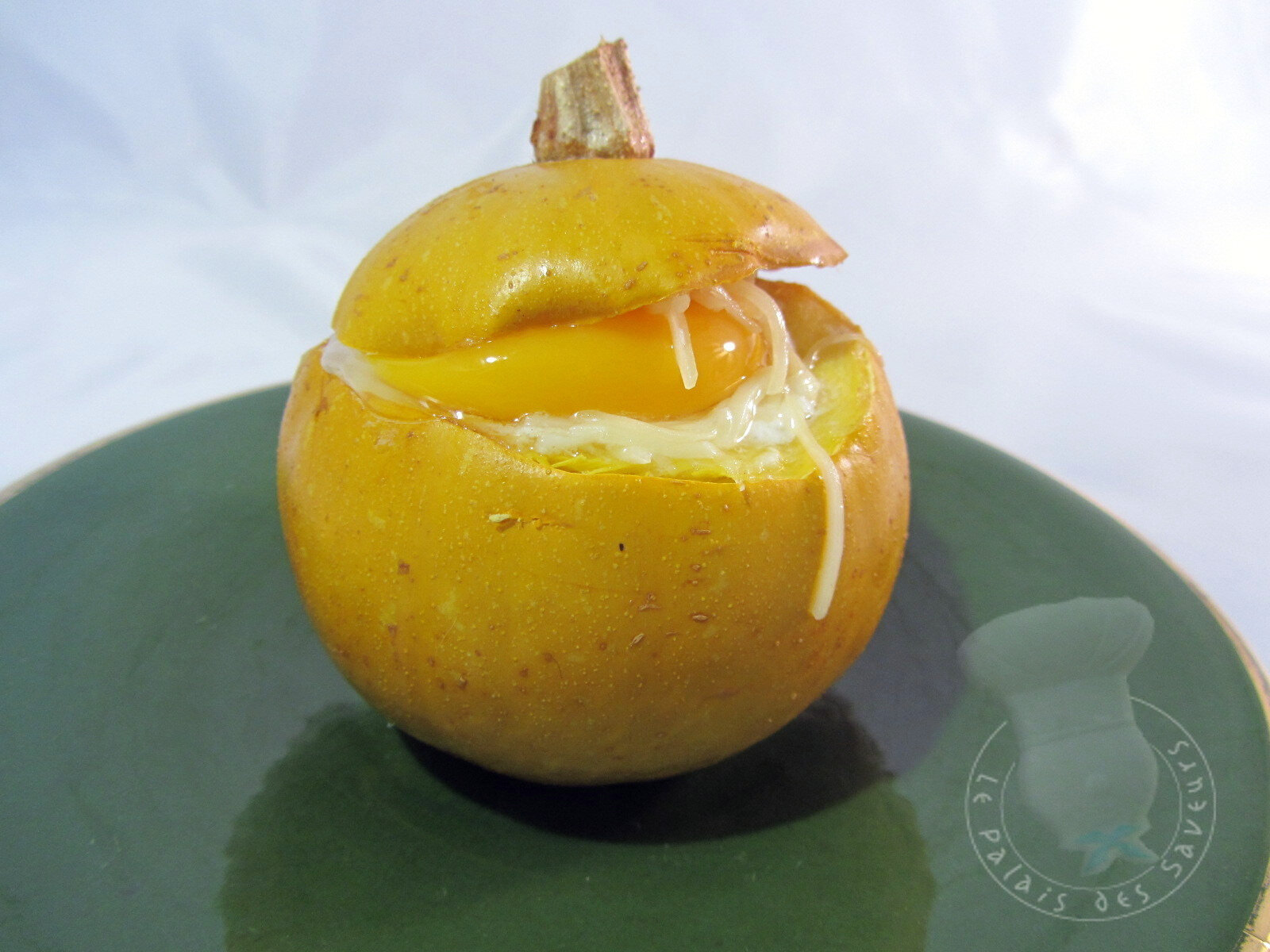 Pomme d'or farcie à la brandade, façon oeuf cocotte