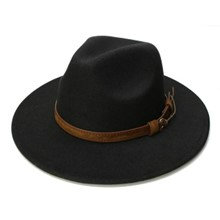 Un chapeau de cowboy noir avec une ceinture marron 