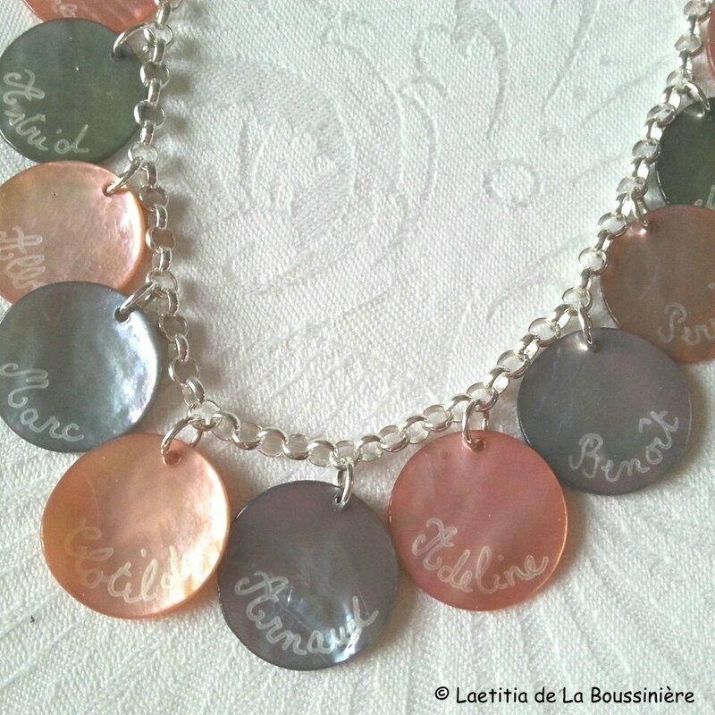Collier de médailles rose clair et anthracite gravées