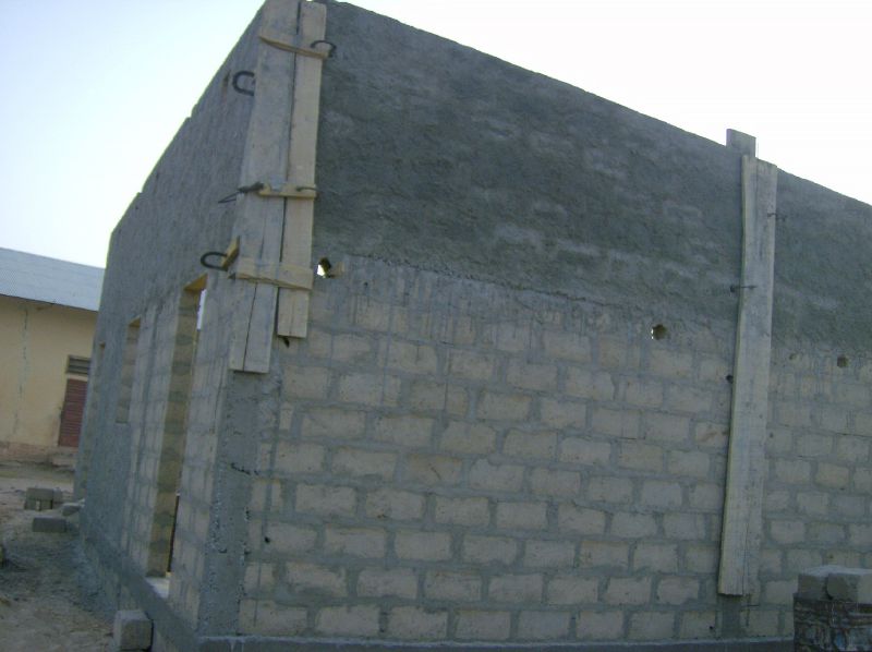 Les murs s'élèvent au premier linteau