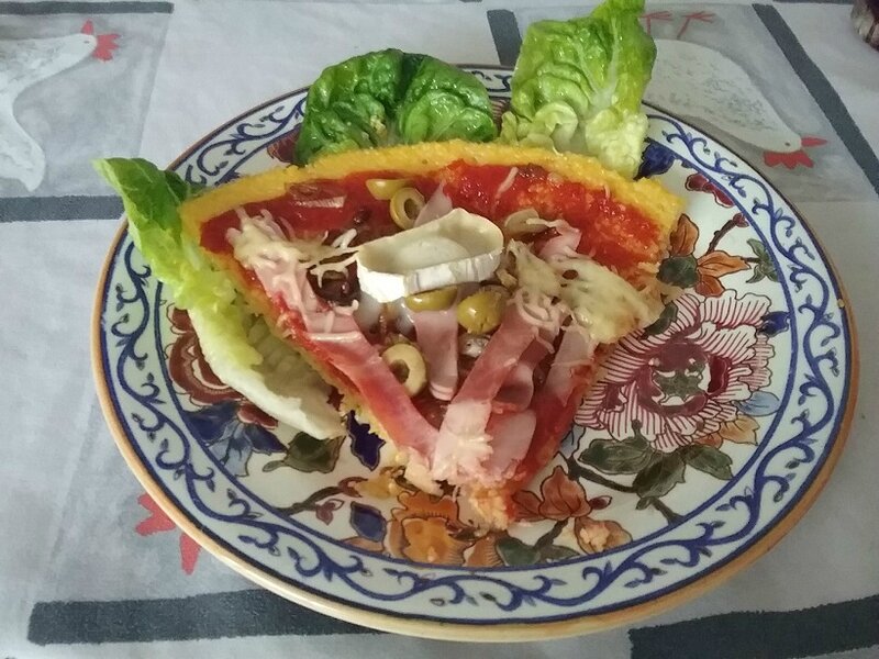 Pizza de polenta au jambon, au fromage de chèvre et aux oignons caramélisés (1)