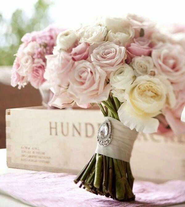 photo-de-bouquet-de-roses-blanches-et-roses