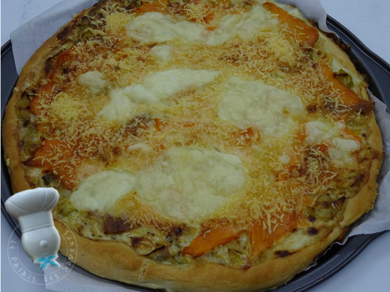 Pizza au saumon, crème de poireau à la moutarde