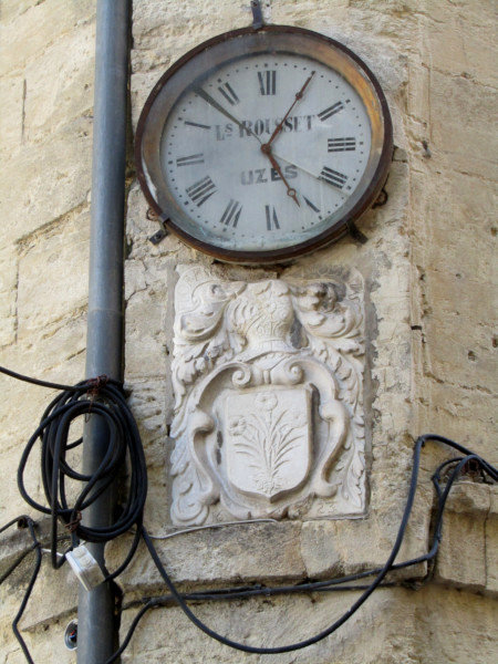 Horloge bas-relief