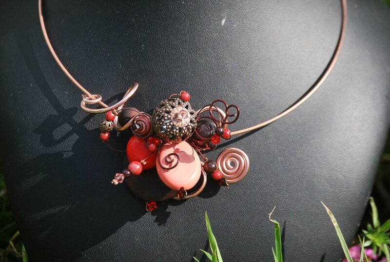 collier tour de cou marron, corail et peche 26 euros