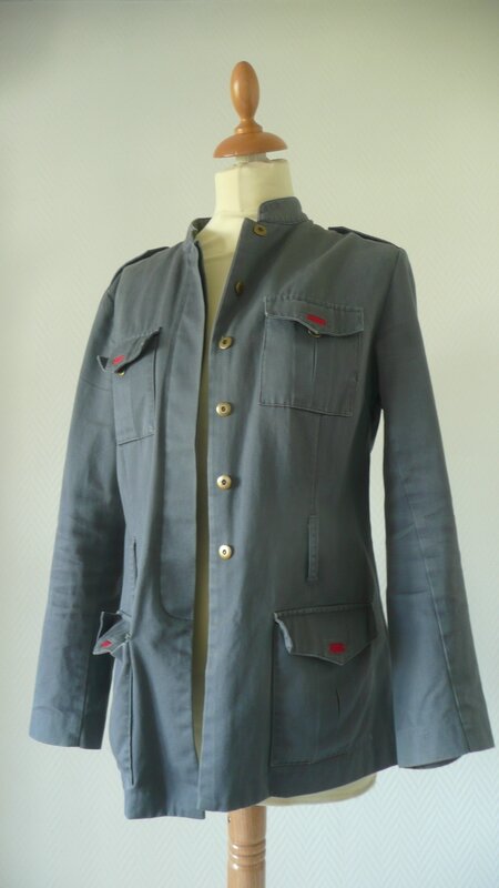 veste grise de face