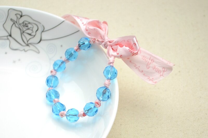 How-to-Make-a-Bracelet-with-Ribbon-and-Beads1