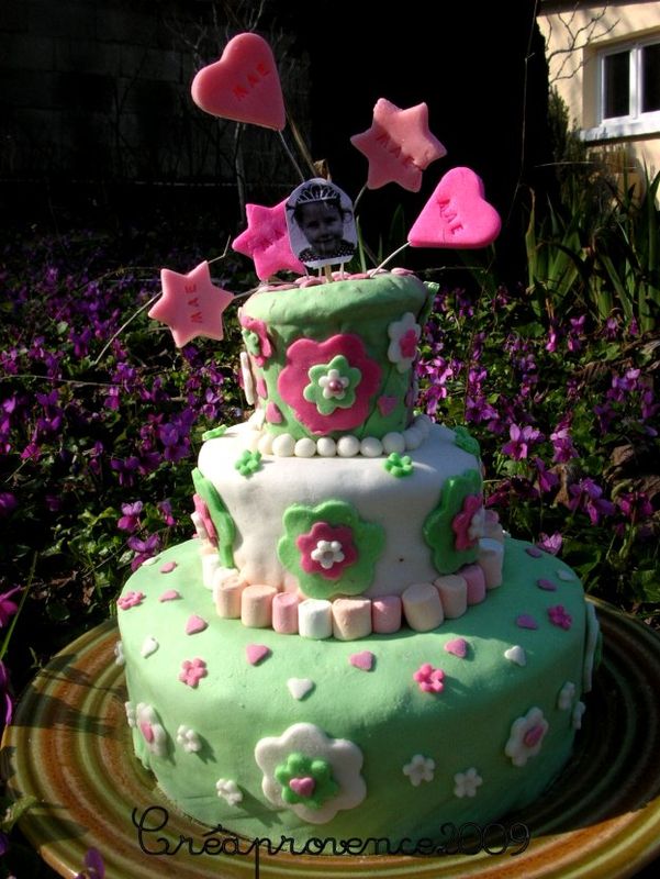gateau à étages coloré